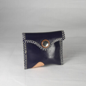 MONEDERO MORADO CON BROCHE