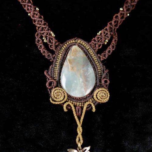 GARGANTILLA CON ÓPALO Y MARIPOSA